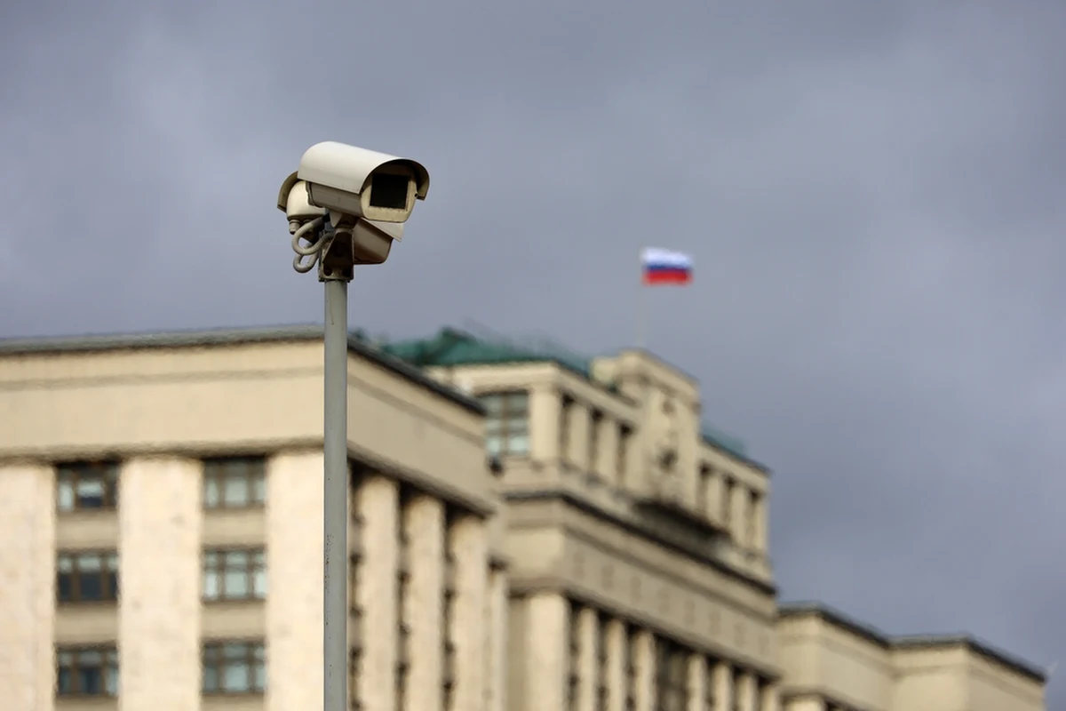 Rosjanie bezprawnie zajmują pod Sztokholmem cały blok. Nie remontują go, na pytania o czynsz zasłaniają się immunitetem dyplomatycznym. Na zewnątrz powiewa rosyjska flaga. Na ścianach wiszą kamery monitoringu, a w środku widać podobno lustra weneckie. Lokalne media zidentyfikowały w środku kilku oficerów rosyjskiego wywiadu. Próby zmuszenia Rosjan do opuszczenia zaniedbanego budynku spełzają na niczym. Gdy władze gminy próbowały odciąć wodę w bloku, interweniował szwedzki MSZ. I potwierdził jego dyplomatyczny status.