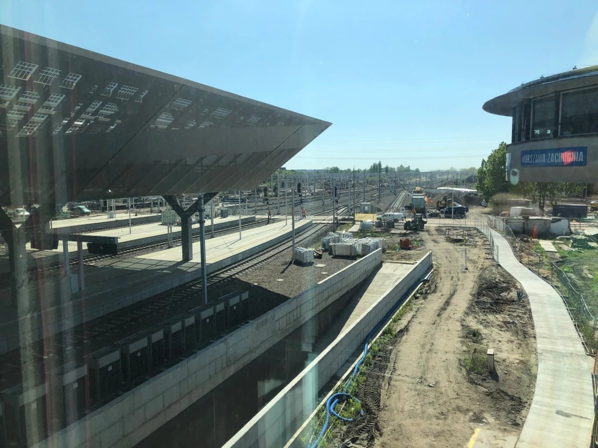 Gotowe jest już 70. procent odnawianego Dworca Zachodniego w Warszawie. Po przebudowie ma być to największy węzeł przesiadkowy w Polsce. Plac budowy znajduje się pomiędzy peronami dworca, z którego codziennie korzysta około 60. tysięcy pasażerów i przejeżdża średnio tysiąc pociągów. Przebudowa ma się zakończyć za rok.

