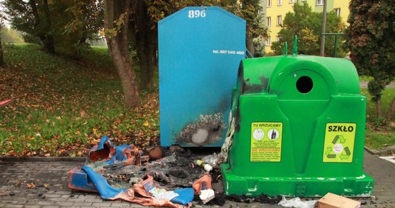Policjanci z Oświęcimia zatrzymali 36-letniego piromana, który podpalał kosze i pojemniki do segregowania odpadów. Mężczyzna usłyszał 12 zarzutów zniszczenia mienia.
