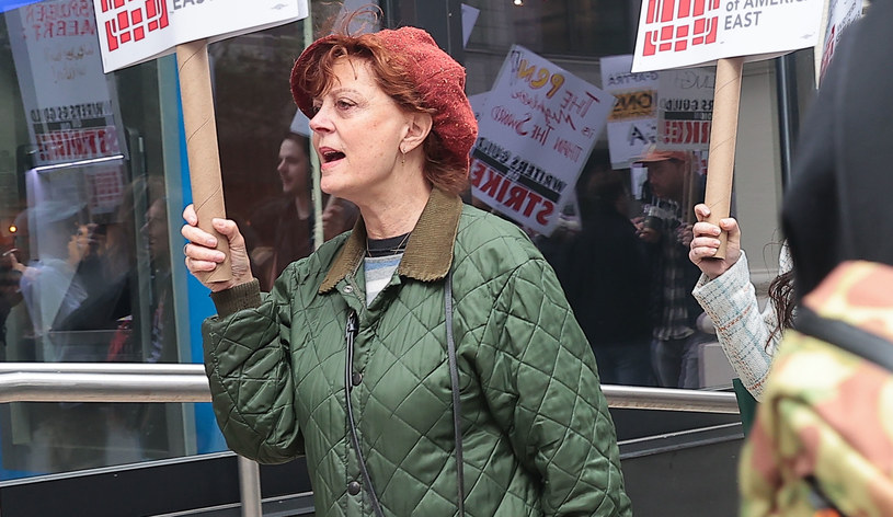 W poniedziałek w stolicy stanu Nowy Jork odbył się protest pracowników restauracji, którzy nie zgadzają się z założeniami planowanych zmian przepisów dotyczących płacy minimalnej. Z grona osób, którym władze zamierzają podnieść godzinową stawkę, zostali bowiem wykluczeni ci, którzy w pracy otrzymują napiwki, a więc m.in. kelnerzy. Do protestujących przyłączyła się słynna hollywoodzka aktorka Susan Sarandon. W efekcie wraz z siedmioma innymi osobami trafiła za to do aresztu.