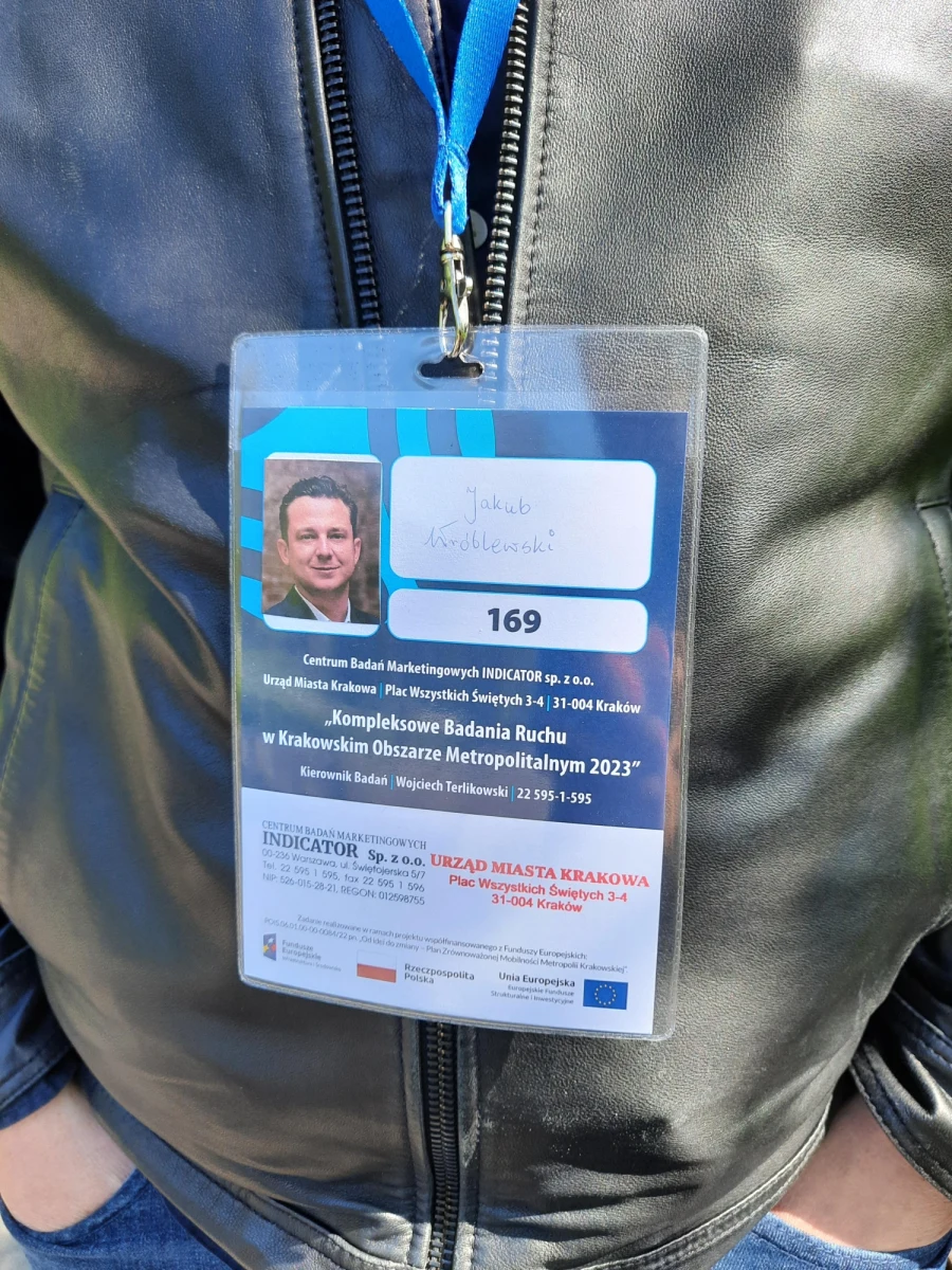 W Krakowie i w 35 gminach ościennych ruszyły właśnie kompleksowe badania ruchu. Pierwsze prowadzone na taką skalę w metropolii krakowskiej. Mają odpowiedzieć na pytania jak, czym i jak często podróżują mieszkańcy. Wyniki pomogą w przyszłości usprawnić ruch.

