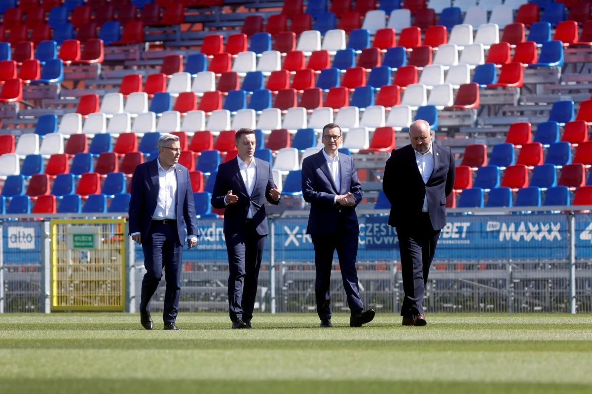"Wesprzemy budowę stadionu Rakowa" - zapowiedział premier Mateusz Morawiecki podczas wizyty w klubie z Częstochowy. Na ten cel z budżetu państwa przeznaczonych zostanie ok. 40 mln zł. Raków zespół zapewnił sobie w tym sezonie mistrzostwo Polski w piłce nożnej i przygotowuje się do gry w eliminacjach Ligi Mistrzów UEFA.