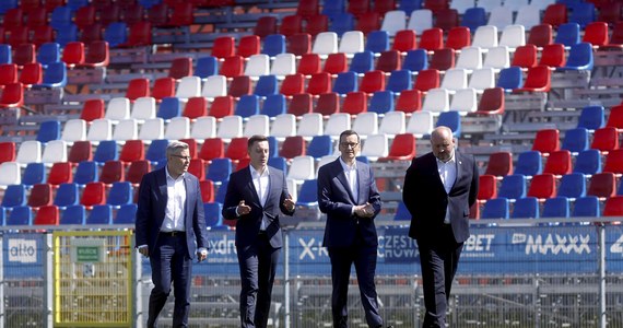 "Wesprzemy budowę stadionu Rakowa" - zapowiedział premier Mateusz Morawiecki podczas wizyty w klubie z Częstochowy. Na ten cel z budżetu państwa przeznaczonych zostanie ok. 40 mln zł. Raków zespół zapewnił sobie w tym sezonie mistrzostwo Polski w piłce nożnej i przygotowuje się do gry w eliminacjach Ligi Mistrzów UEFA.