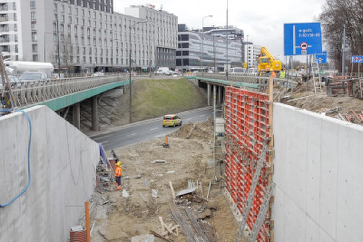 W związku z budową kolejnych odcinków linii tramwajowej na ul. Kasprzaka zmieni się organizacja ruchu. W piątek (12 maja) o g. 13.00 zamknięta zostanie jezdnia ul. Wolskiej w stronę centrum.


