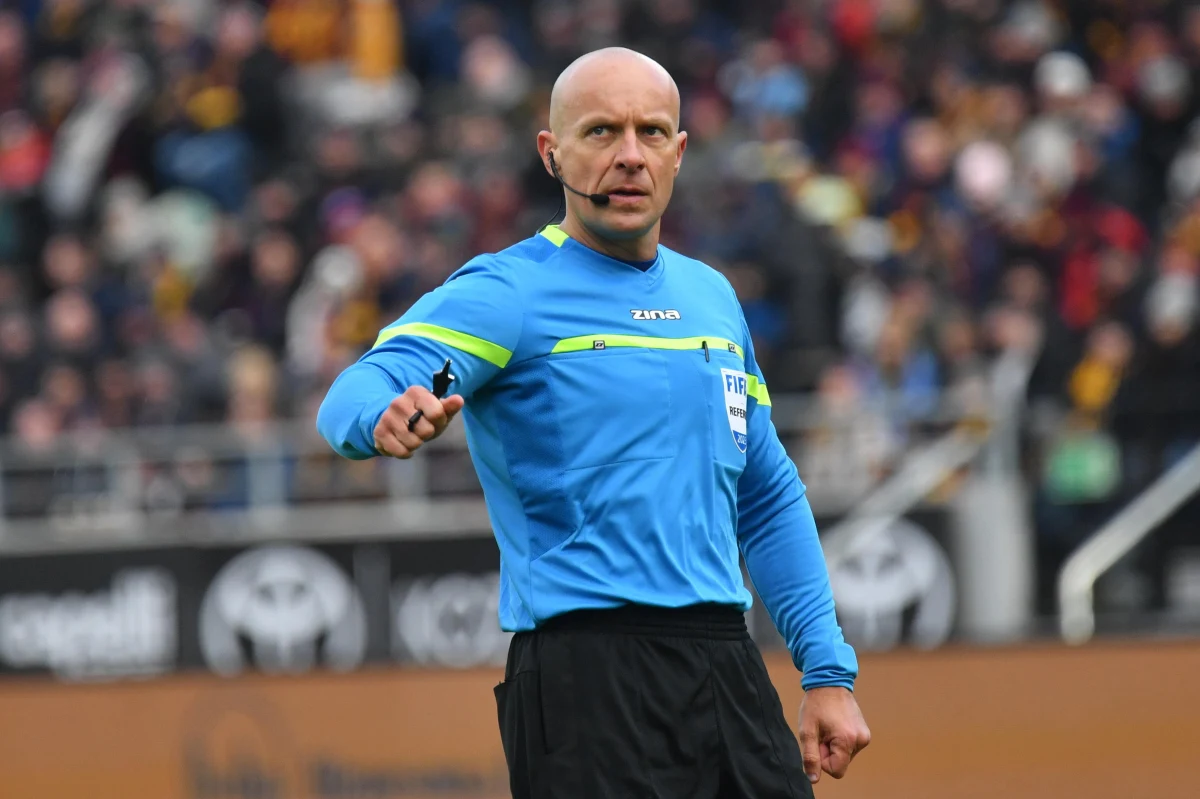 Szymon Marciniak ma szansę poprowadzić jeden z meczów finałowych europejskich pucharów - ustalił portal meczyki.pl. Polski sędzia nie znalazł się w obsadzie na spotkanie półfinałowe, które rozgrywane są w tym tygodniu. Nie poprowadzi także najprawdopodobniej żadnego z rewanżowych meczów. 