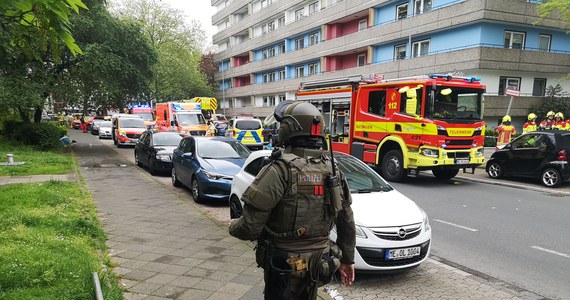 W mieszkaniu w wielopiętrowym bloku w Ratingen koło Düsseldorfu doszło do wybuchu. Wśród poszkodowanych są zarówno policjanci, jak i strażacy. Policja zatrzymała już właściciela mieszkania. Poinformowano ponadto, że w środku znaleziono zwłoki.