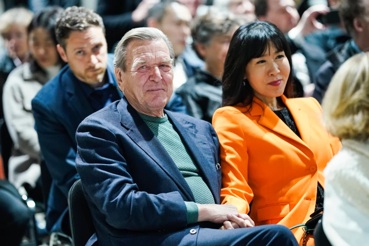 "Jak były kanclerz Niemiec może upaść tak nisko i świętować razem z Rosjanami, którzy zabijają nas, Ukraińców" - powiedział portalowi dziennika "Bild" były bokserski mistrz świata Wołodymyr Kliczko, komentując informację o obecności Gerharda Schroedera na przyjęciu w rosyjskiej ambasadzie. "Uważam to za obrzydliwe"- dodał.