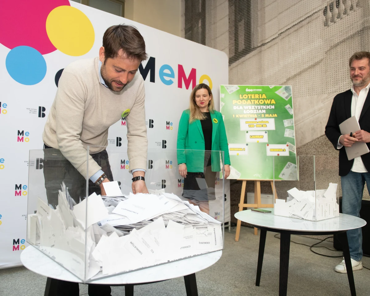 Rozstrzygnięcie Wielkiej Loterii Podatkowej Miasta Łodzi. Dziś wyłoniony został zwycięzca i jednocześnie zdobywca nagrody głównej - 100 tysięcy złotych. Tak atrakcyjna nagroda pojawiła się z okazji 600-lecia nadania praw miejskich Łodzi.