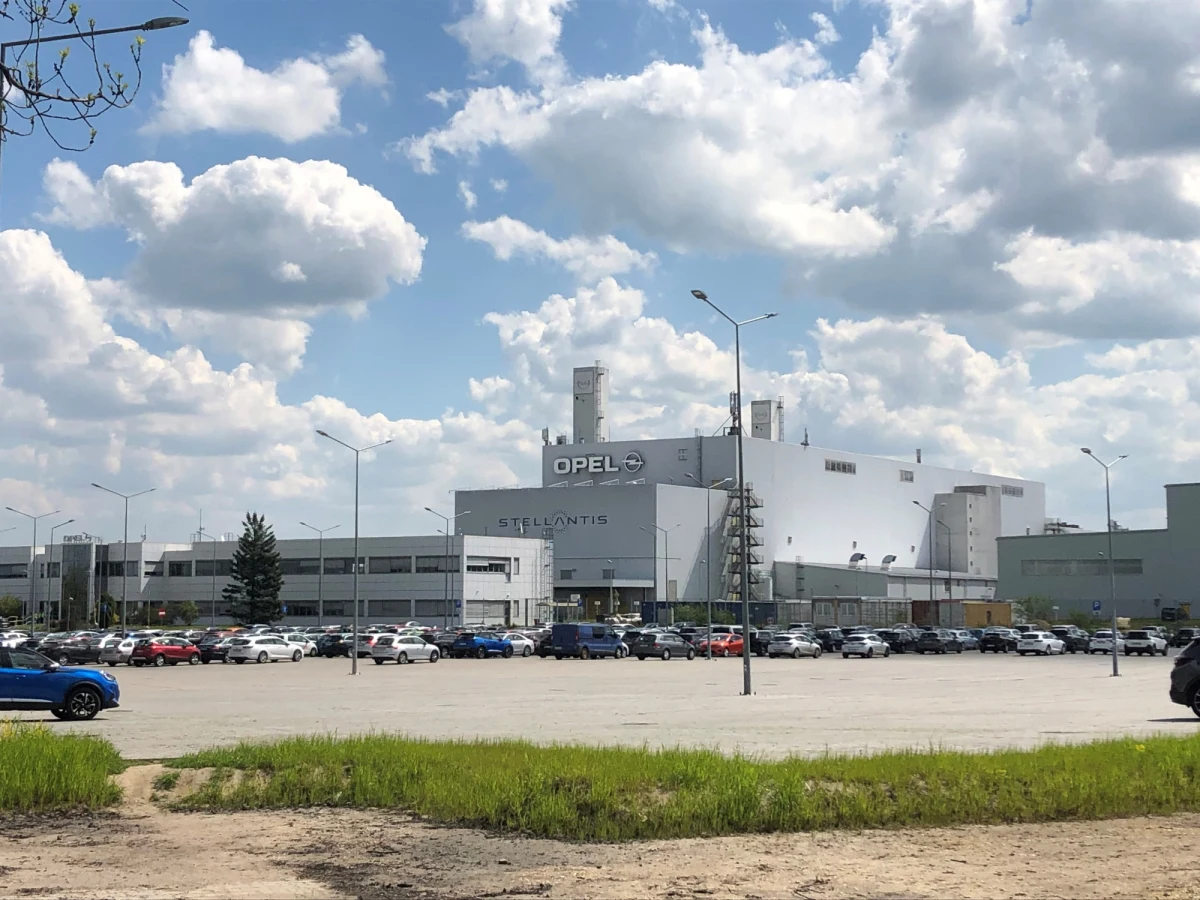 Trwa wielka rekrutacja w fabryce samochodów dostawczych Stellantis w Gliwicach. Firma chce zatrudnić blisko tysiąc osób. Potrzebni są pracownicy produkcyjni oraz informatycy i programiści.