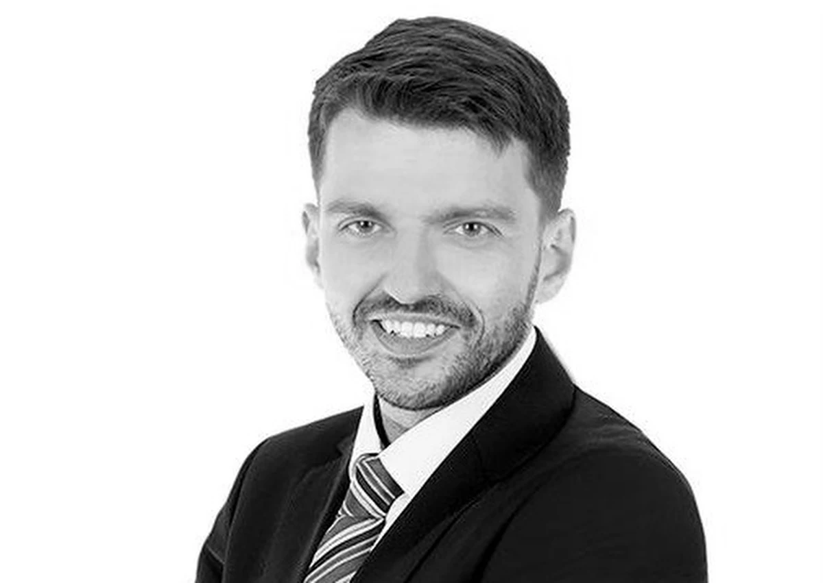 Upadek z okna był przyczyną śmierci wójta Jaworza Radosława Ostałkiewicza w Cagliari na Sardynii - potwierdziła to sekcja zwłok, o której rezultatach poinformowały media na wyspie. Do wypadku doszło w nocy z poniedziałku na wtorek. Wójt wypadł z okna pokoju hotelowego na czwartym piętrze.