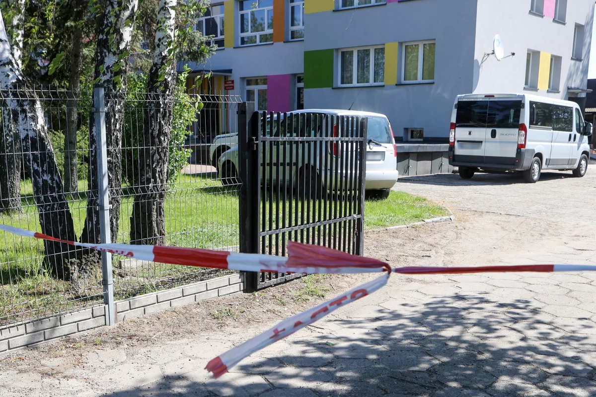 Co najmniej do poniedziałku zostaną w szpitalu dwaj chłopcy ranieni przez 19-letniego nożownika w Domu Dziecka w Tomisławicach koło Sieradza w Łódzkiem - dowiedziała się dziennikarka RMF FM Agnieszka Wyderka. W wyniku ataku zginęła 16-letnia Oliwia, a pięć innych osób miało rany cięte i kłute.