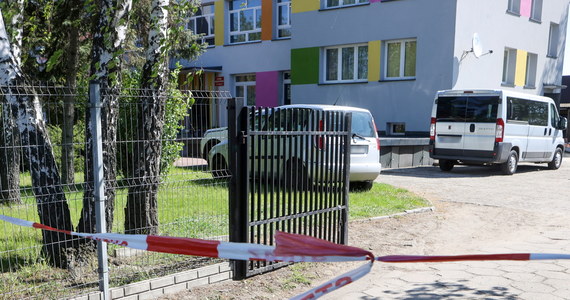 Co najmniej do poniedziałku zostaną w szpitalu dwaj chłopcy ranieni przez 19-letniego nożownika w Domu Dziecka w Tomisławicach koło Sieradza w Łódzkiem - dowiedziała się dziennikarka RMF FM Agnieszka Wyderka. W wyniku ataku zginęła 16-letnia Oliwia, a pięć innych osób miało rany cięte i kłute.