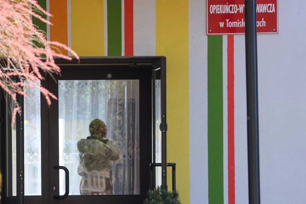 Zarzuty zabójstwa i pięciokrotnego usiłowania zabójstwa usłyszał 19-latek podejrzany o atak w domu dziecka w Tomisławicach w Łódzkiem. Jak poinformowała prok. Jolanta Szkilnik z Prokuratury Okręgowej w Sieradzu, mężczyzna przyznał się do winy.