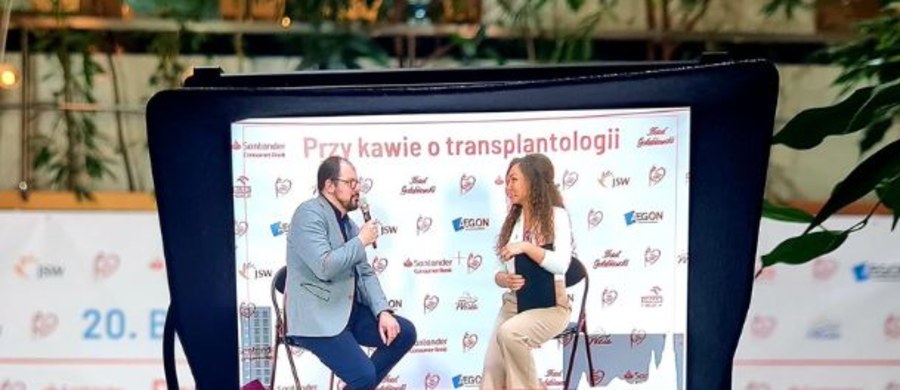 "Przy kawie o transplantologii" to cykl wywiadów "na żywo" z osobowościami polskiej medycyny transplantacyjnej oraz osobami po przeszczepieniu - dawcami rodzinnymi i biorcami. W przeddzień 22. Biegu po Nowe Życie zapraszamy na spotkanie z ludźmi, którzy odpowiedzą na pytania o teraźniejszość i przyszłość transplantacji narządów w Polsce.