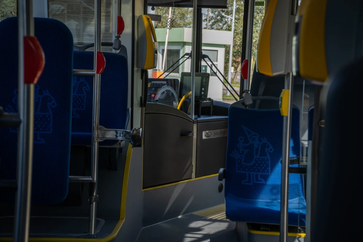 Awaria autobusu komunikacji miejskiej na ul. Konopnickiej w Krakowie. Nie było w nim pasażerów i nikt nie ucierpiał. W pojeździe, który wracał do zajezdni zapalił się silnik. Na najważniejszej arterii w centrum Krakowa  - tworzą się korki.

