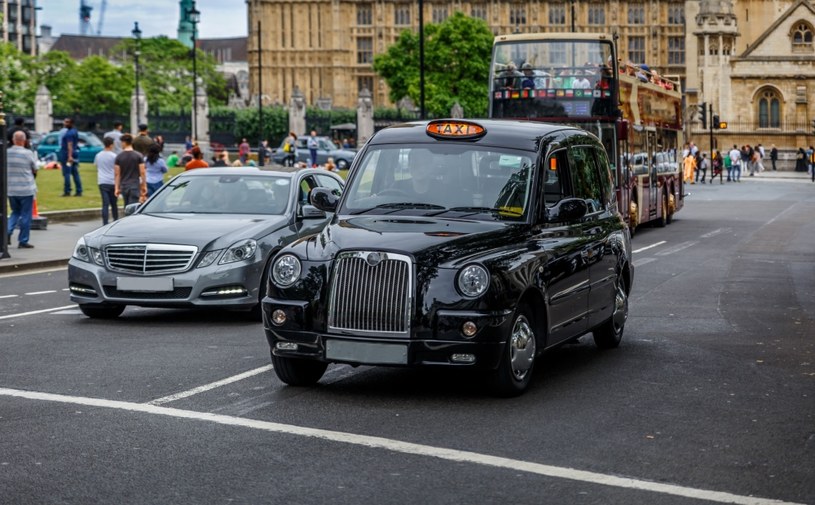 W tak zatłoczonych miastach jak Londyn, każdy skrawek miejsca jest na wagę złota, więc i producenci taksówek robią wszystko, co w ich mocy, żeby maksymalnie wykorzystać dostępną w samochodzie przestrzeń użytkową - nowy pomysł zakłada "inteligentne elastyczne wnętrze".