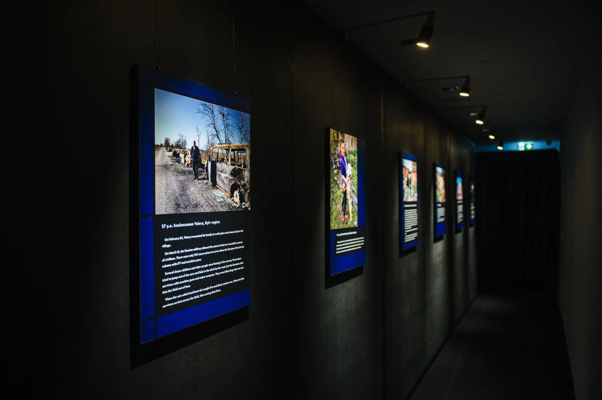 Od początku rosyjskiej inwazji na Ukrainę, wolontariusze i pracownicy Instytutu Pileckiego i Centrum Lemkina, dokumentowali przypadki zbrodni armii Putina na cywilach. Wysłuchali setek historii ludzi, którzy doświadczyli katowania, przesłuchań, niszczenia ich dorobku i przemocy seksualnej. Większość zebrali i prezentują w ramach wystawy "Shards of Unjudged Crimes", co można przetłumaczyć jako "okruchy nieosądzonych zbrodni". Jej wernisaż zaplanowano na dzisiaj w sali wystaw Biblioteki Uniwersytetu Warszawskiego.