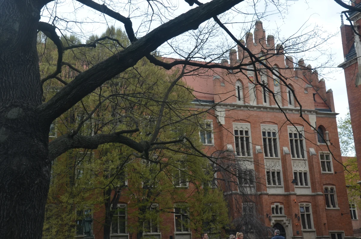 Po tym jak Uniwersytet Pedagogiczny w Krakowie poinformował o chęci zmiany nazwy na Uniwersytet Krakowski, zaprotestowały władze Uniwersytetu Jagiellońskiego. Według nich to nawiązanie do historycznej nazwy najstarszej polskiej uczelni i próba zawłaszczenia jej dorobku. Rektor UJ prof. Jacek Popiel zapowiada, że będzie w tej sprawie interweniował u posłów i prezydenta RP.