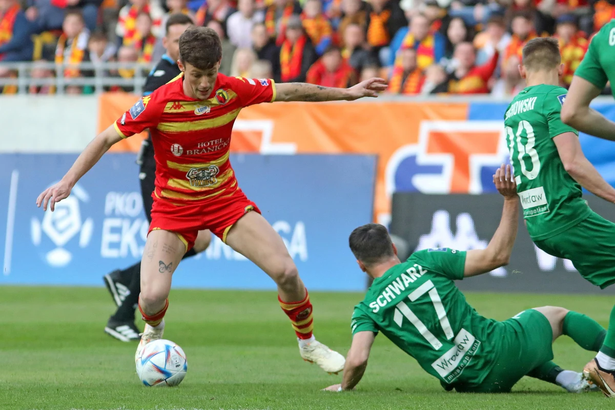 Hiszpan Marc Gual z Jagiellonii Białystok, najlepszy obecnie strzelec polskiej ekstraklasy, od nowego sezonu będzie piłkarzem Legii. Taką informację na konferencji prasowej przed najbliższym meczem ekstraklasy przekazał trener zespołu ze stolicy Kosta Runjaic. Data ogłoszenia transferu nie jest przypadkowa, bo w piątkowy wieczór Legia zagra w Warszawie właśnie z zespołem z Białegostoku.