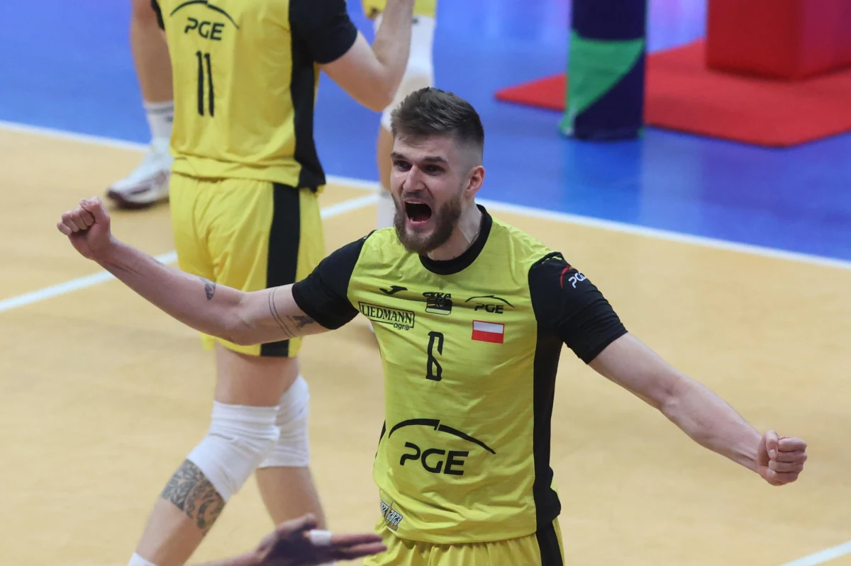 On ma 33 lata. Najmłodszy kolega – zaledwie 20. Tak ogromna różnica wieku jest pomiędzy siatkarzami powołanymi przez selekcjonera Nikole Grbicia do reprezentacji Polski! Biało-czerwoni już trenują w Spale przed czerwcową Ligą Narodów. A o pokoleniowe różnice w kadrze - Karola Kłosa czyli jednego z reprezentacyjnych weteranów - pytał nasz reporter Paweł Pawłowski.