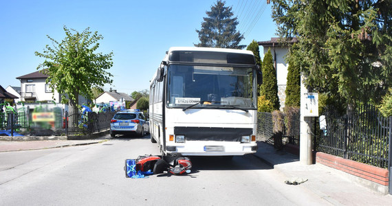 81-letnia kobieta została zabrana do szpitala po wypadku w Strzegowie niedaleko Mławy na Mazowszu. Kobieta kierująca motorowerem zderzyła się z autobusem.