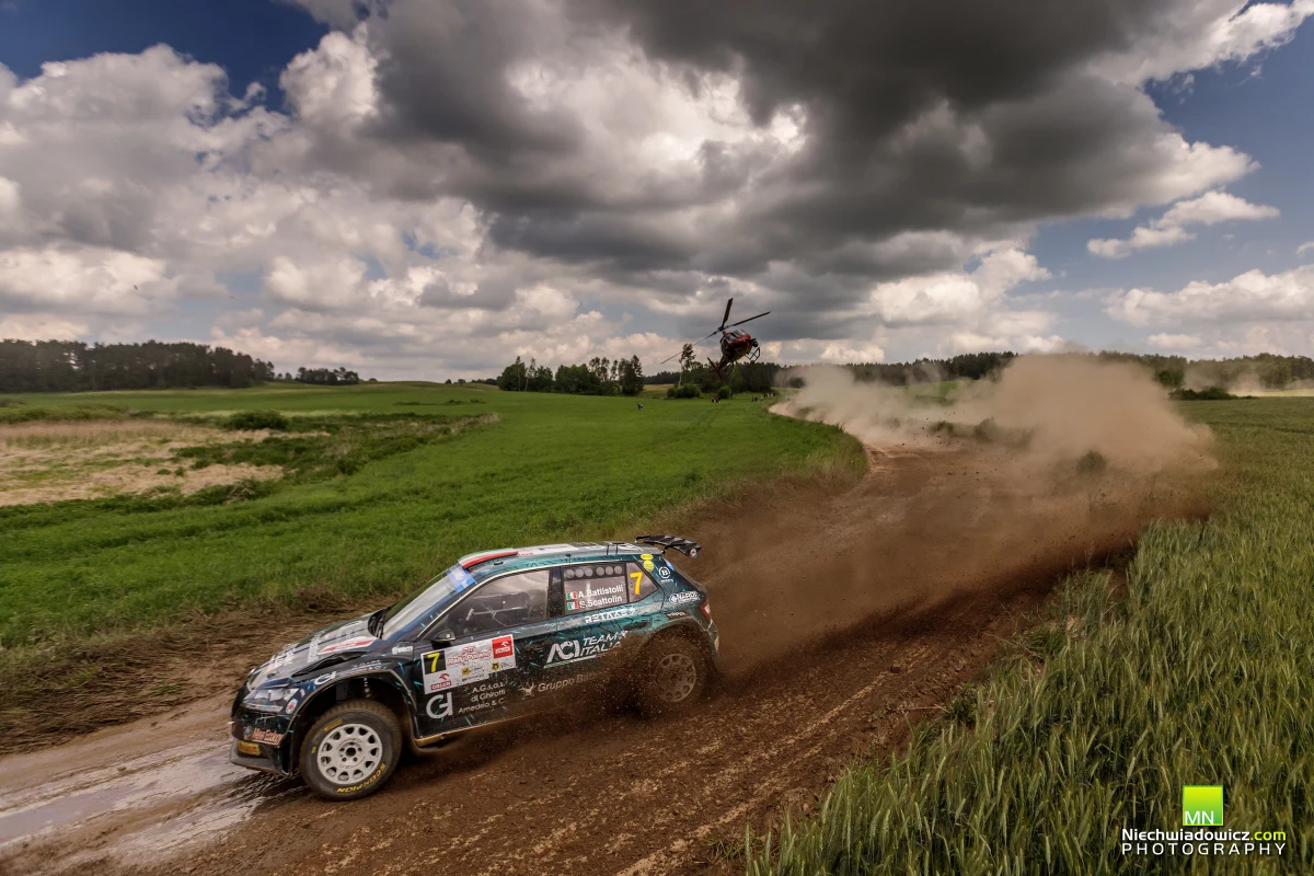 FIA zatwierdziła listy zgłoszeń ORLEN 79. Rajdu Polski. W Mikołajkach zjawią się ostatecznie 83 załogi z 25 krajów, które będą rywalizowały o końcowy triumf w trzeciej rundzie mistrzostw Europy (ERC) oraz w drugiej odsłonie Rajdowych Samochodowych Mistrzostw Polski (RSMP). W pierwszym cyklu start awizują 62 załogi, w tym 14 z Polski. 32 samochody na starcie to rajdówki najwyższej klasy Rally2.