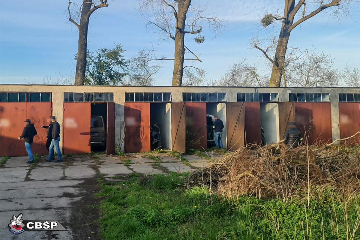 Kilka tysięcy części samochodowych z co najmniej 120 aut skradzionych na terenie Polski i Niemiec zabezpieczyli policjanci, którzy rozbili 5 "dziupli". Mundurowi zatrzymali 7 osób. W akcji brało udział blisko 200 funkcjonariuszy.