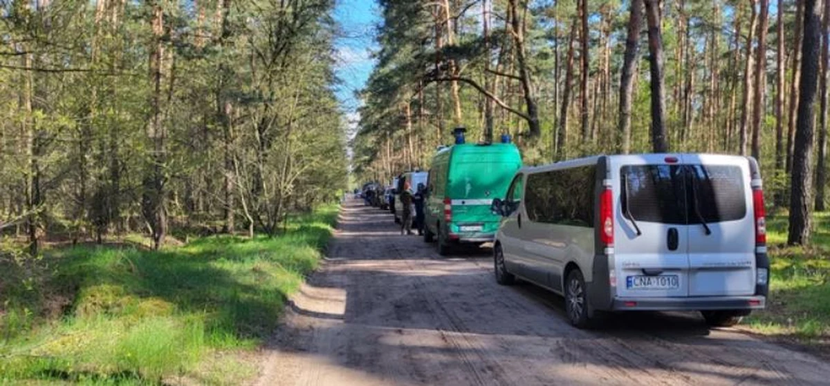 Do prezydenta należy decyzja, czy wyciągnąć konsekwencje wobec szefa Dowództwa Operacyjnego gen. Tomasza Piotrowskiego. Wcześniej Andrzej Duda przeprowadzi konsultacje z szefem obrony narodowej Mariuszem Błaszczakiem. To on wczoraj bezpośrednio wskazał winnego, mówiąc: „Dowódca operacyjny zaniechał swoich instrukcyjnych obowiązków”. Chodzi o rosyjski pocisk manewrujący Ch-55 znaleziony pod koniec kwietnia pod Bydgoszczą. Okazało się bowiem, że pocisk wleciał w polską przestrzeń powietrzną już w grudniu zeszłego roku. Prowadzono jego poszukiwania, jednak po niepowodzeniach zaniechano ich między innymi z powodu trudnych warunków atmosferycznych. Ta sytuacja jest  kompromitująca także dla ministra Błaszczak - zauważa dziennikarz RMF FM, dodając, że szef MON na razie pozostanie na stanowisku. 