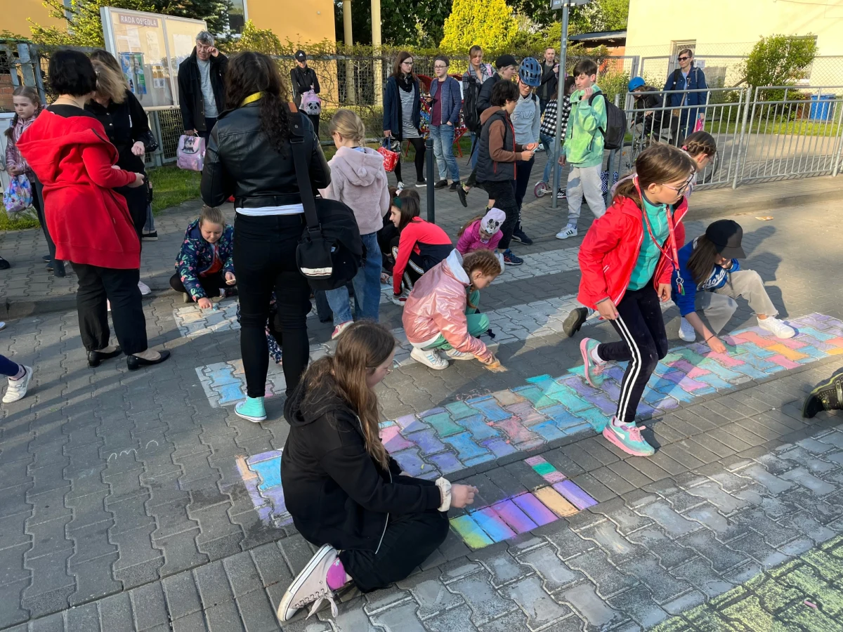 Wrocławska Szkoła Podstawowa numer 34, właśnie kończy dzisiejszą międzynarodową akcję "Ulice dla dzieci". Uczniowie bawili się przy szkole.