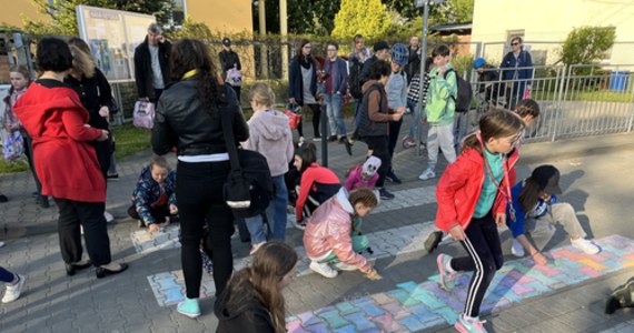 Wrocławska Szkoła Podstawowa numer 34, właśnie kończy dzisiejszą międzynarodową akcję "Ulice dla dzieci". Uczniowie bawili się przy szkole.