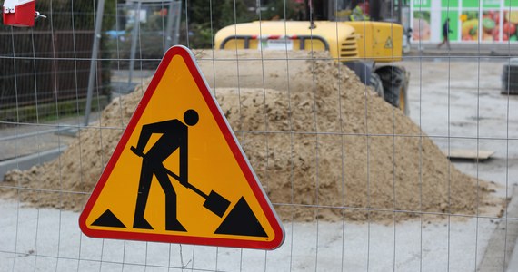 W związku z budową tramwaju na Kasprzaka, kierowców czekają kolejne utrudnienia. W piątek, 12 maja, tramwajarze zamkną jezdnię ul. Wolskiej w stronę centrum. Z kolei w środę, 17 maja, otworzą Wolską, ale z ruchu wyłączą jezdnię ulicy Kasprzaka prowadzącą w stronę Bemowa. W obu etapach prac autobusy będą kursować zmienionymi trasami.