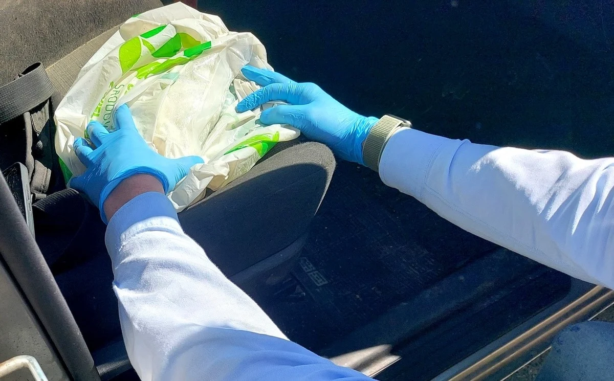 Ponad kilogram amfetaminy znaleźli policjanci z Rawy Mazowieckiej w samochodzie 40-latka. Mężczyzna został wytypowany dzięki rozpoznaniu w środowisku przestępczym. Podejrzany usłyszał zarzuty i będzie przebywał w areszcie przez trzy miesiące.
