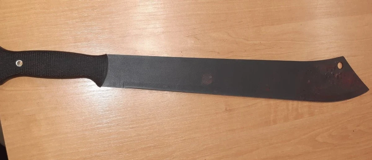 Po parku w Łaskarzewie biegał mężczyzna, który wymachiwał półmetrową maczetą. Na szczęście jedyną osobą, którą zranił, był on sam. Interweniowali policjanci, którzy zabrali maczetę i wezwali karetkę.