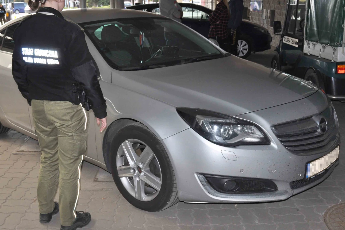 Dwa samochody pochodzące z przestępstwa zatrzymała na przejściu w Korczowej Straż Graniczna. Pierwsze z aut figurowało w międzynarodowych bazach poszukiwawczych, w drugim funkcjonariusze odkryli ingerencję w oznaczenia identyfikacyjne i sfałszowany dowód rejestracyjny. Łączna szacunkowa wartość samochodów to 90 tys. zł.