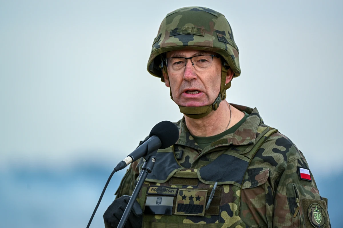 Dowódca Operacyjny Rodzajów Sił Zbrojnych generał Tomasz Piotrowski, którego szef resortu obrony Mariusz Błaszczak uznał za winnego zaniedbań w związku z rosyjską rakietą, która spadła na terenie Polski, opublikował krótkie oświadczenie. Nie odniósł się w nim wprost do sytuacji, która od wielu dni bulwersuje opinię publiczną. "Chciałem zwrócić się z apelem o rozsądek, o to, abyśmy w nadchodzących dniach bardzo ważyli emocje, abyśmy byli rozsądni w tym, co robimy, abyśmy bardzo ambitnemu i agresywnemu przeciwnikowi nie dawali pożywki, nie dawali się dzielić na grupy. Bo ten przeciwnik już tylko na to czeka" - stwierdził. 