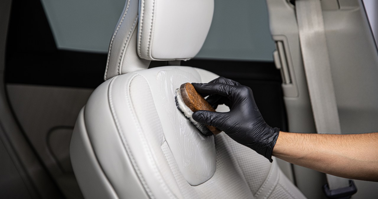Pranie tapicerki samochodowej w 2026 roku. Tyle biorą serwisy