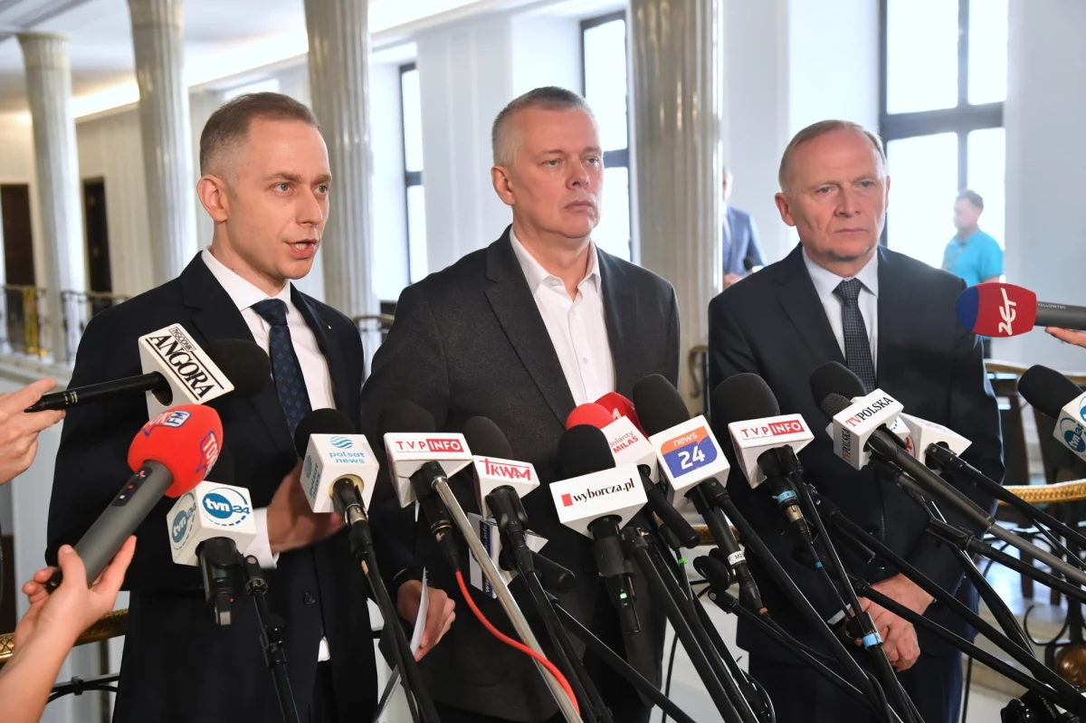 Posłowie Platformy Obywatelskiej składają zawiadomienie do prokuratury w sprawie możliwości niedopełnienia obowiązków przez ministra obrony narodowej. Ich zdaniem Mariusz Błaszczak musi odejść. Jego dymisji oczekuje od Prawa i Sprawiedliwości lider PO. Donald Tusk oświadczył: "Pierwszą decyzją, która powinna w niedzielę zapaść, jest dymisja ministra obrony Mariusza Błaszczaka". Politycy nawiązują w ten sposób do coraz dłuższej listy pytań, które mnożą się po odnalezieniu pod koniec kwietnia pod Bydgoszczą rosyjskiej rakiety. Okazało się bowiem, że wleciała ona na terytorium Polski już w grudniu zeszłego roku.