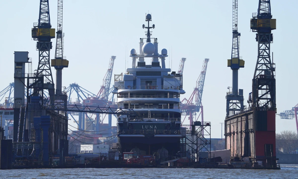 Po raz drugi w ciągu kilku dni śledczy wzięli na celownik jacht "Luna". Według mediów należy on do rosyjskiego oligarchy Farchada Achmedowa. Jak wynika z informacji portalu tygodnika "Spiegel", funkcjonariusze skonfiskowali dzieła sztuki warte kilka milionów euro. 