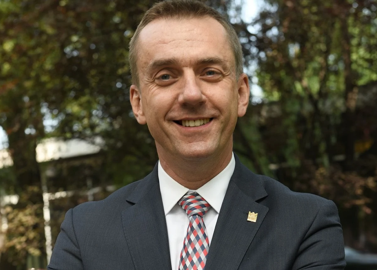 Prof. Andrzej Szarata został nowym rektorem Politechniki Krakowskiej. W dzisiejszych wyborach uzupełniających dotychczasowy dziekan Wydziału Inżynierii Lądowej pokonał jedynego kontrkandydata - prof. Dariusza Bogdała. Wybory na uczelni zostały przeprowadzone w związku ze śmiercią dotychczasowego rektora prof. Andrzeja Białkiewicza w marcu tego roku.