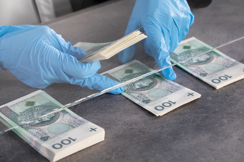 Nie musisz wymieniać banknotów do końca października. To internetowy mit