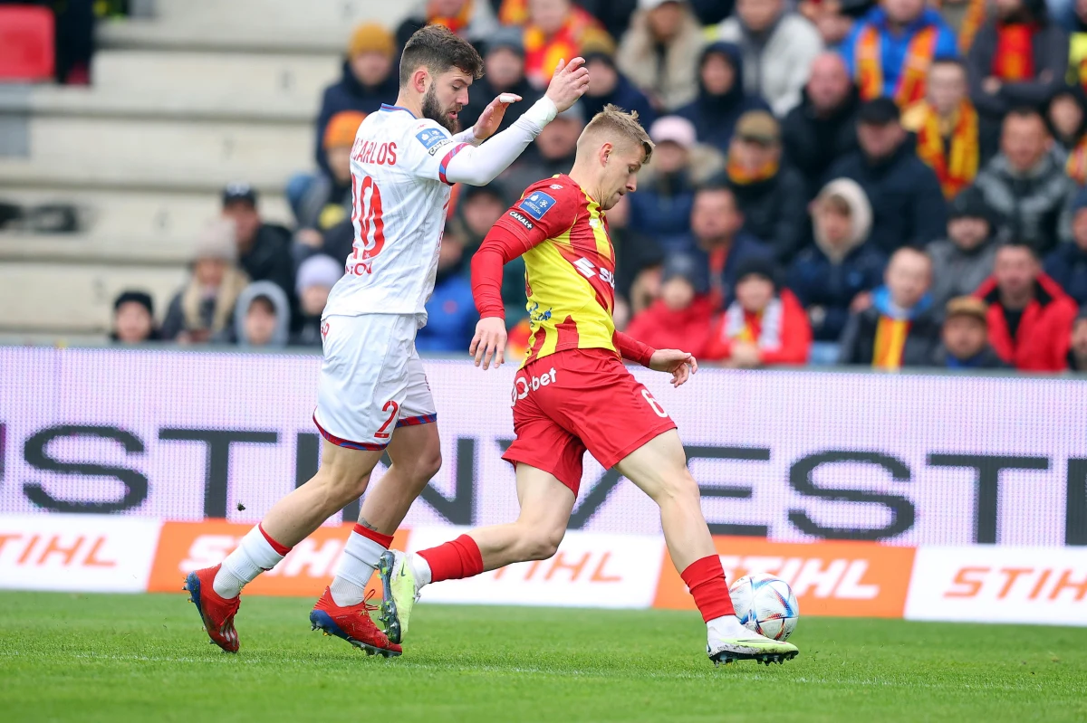 Dziś rusza 32 kolejka piłkarskiej ekstraklasy. Wiele odpowiedzi w tym sezonie już znamy. Mistrzem został Raków. Z ligi spadną już na pewno Lechia i Miedź. Trzeciego spadkowicza możemy poznać już w tej kolejce. W sobotę Śląsk Wrocław podejmie Wisłę Płock i jeżeli przegra będzie pewny spadku. "To jest mecz o 6 punktów. Jeśli Śląsk przegra to żegna się z Ekstraklasą. Jeżeli zaś Wisła przegra to mocno do spadku się przybliży, bo różnica między tymi zespołami będzie wtedy wynosiła tylko 2 punkty" - zaznacza Kamil Kosowski były piłkarz, a obecnie ekspert Canal+ Sport. Z byłym graczem m.in.: Wisły Kraków o nadchodzącej kolejce piłkarskiej ekstraklasy rozmawiał Wojciech Marczyk z redakcji sportowej RMF FM.