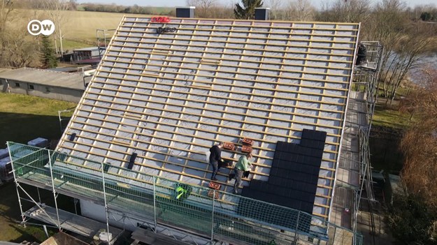 Niemiecka firma produkuje specjalne dachówki z wbudowanymi modułami solarnymi. Ich duża przewaga nad zwykłymi dachówkami to większa powierzchnia do przechwytywania energii. Poza tym wyglądają ładniej! 