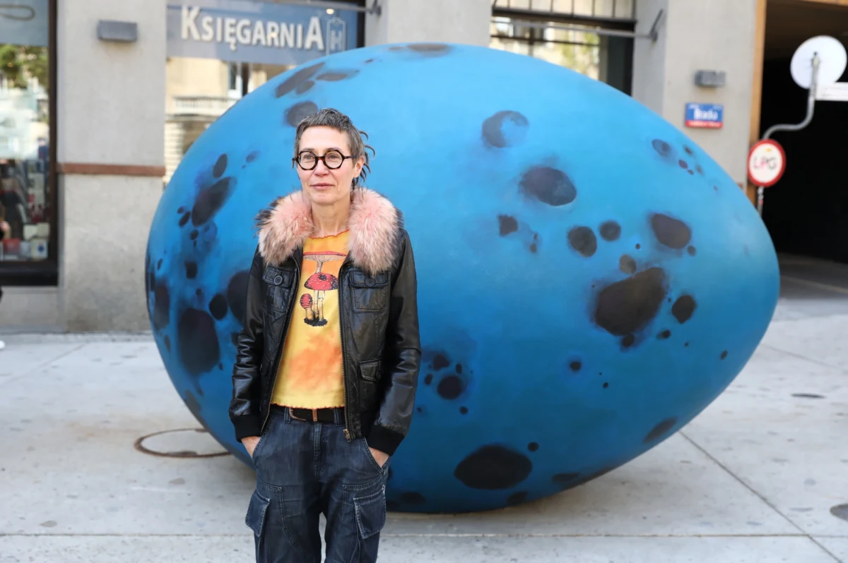 W piątek o godzinie 12 na placu 5 Rogów, uroczyście odsłonięte zostało dwumetrowe jajo. To instalacja, którą zaprojektowała artystka Joanna Rajkowska.