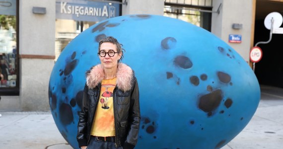 W piątek o godzinie 12 na placu 5 Rogów, uroczyście odsłonięte zostało dwumetrowe jajo. To instalacja, którą zaprojektowała artystka Joanna Rajkowska.