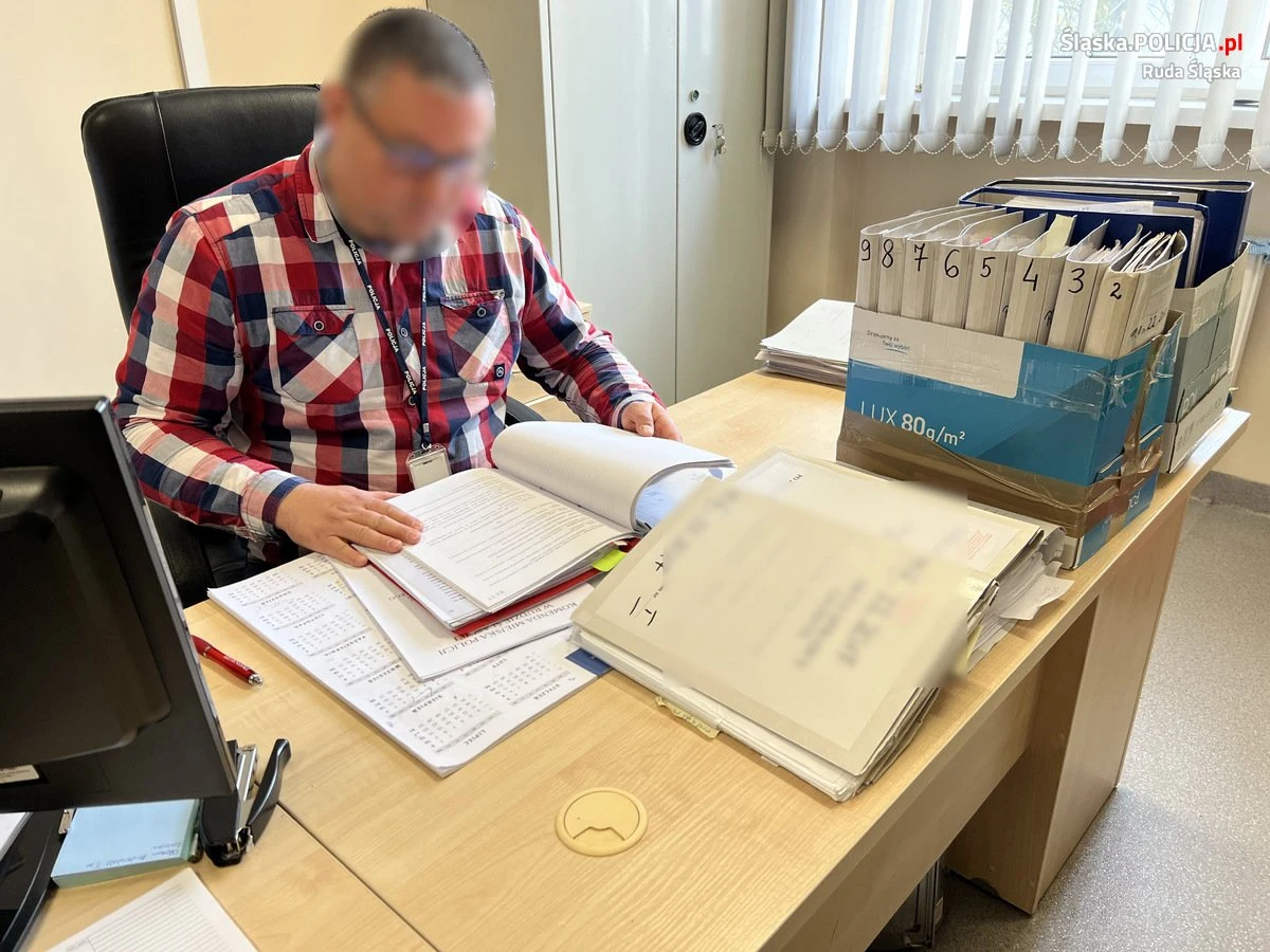 324 zarzuty usłyszał 64-letni mieszkaniec Rudy Śląskiej (woj. śląskie) - dotyczą one podrabiania dokumentów wydanych dla stali i produktów stalowych przez rudzką Hutę Pokój. Mężczyźnie grozi kara pozbawienia wolności od 3 miesięcy do 5 lat.