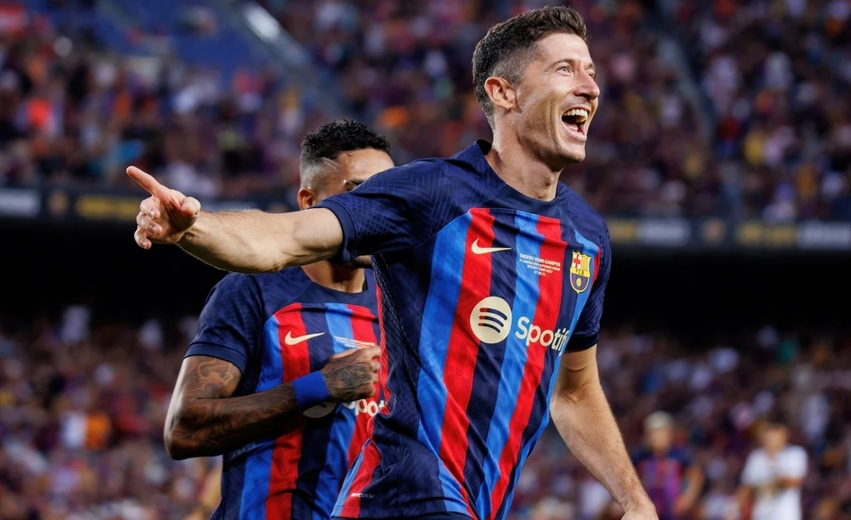 Barcelona już w tę niedzielę może świętować upragniony triumf w lidze hiszpańskiej. Drużyna, w której gra Robert Lewandowski, zmierzy się z derbowym rywalem - Espanyolem. Jedynie dwa kluby z Madrytu - Atlético i Real - mogą zagrozić Barcelonie w zdobyciu tytułu.