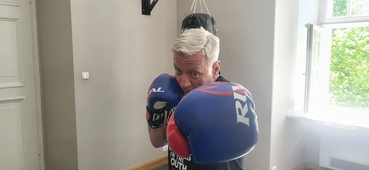 Dziś wieczorem prezydent Poznania skrzyżuje rękawice z byłym mistrzem Europy i wielokrotnym medalistą mistrzostw Polski - Jacek Jaśkowiak stanie w ringu z Mateuszem Masternakiem. Panowie stoczą bokserską walkę w szczytnym celu. Podczas pięćdziesiątej gali Biznes Boxing Polska zbierane będą pieniądze na zakup specjalistycznego sprzętu rehabilitacyjnego dla jednej z poznańskich placówek.