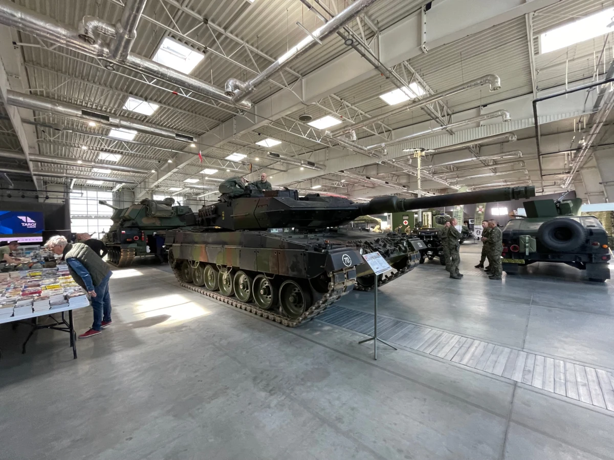 ​Miłośnicy militariów, broni i survivalu koniecznie powinni w ten weekend zajrzeć do Targów Lublin, gdzie rozpoczęło się wydarzenie "Militaria pro Arma". Takiej imprezy we wschodniej Polsce jeszcze nie było. Można tam zobaczyć m.in. czołg Leopard czy armatohaubicę Krab.