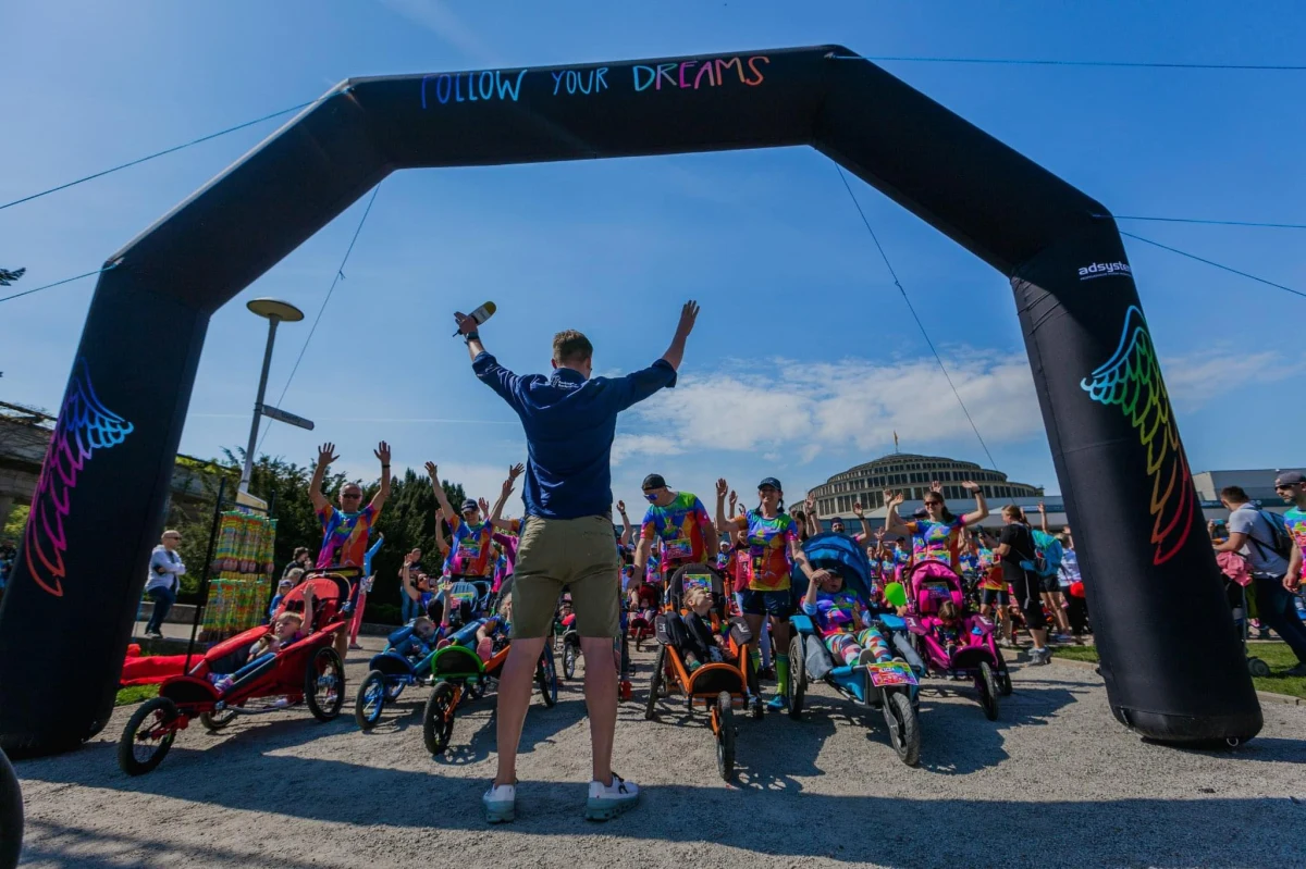 W sobotę (13.05) we Wrocławiu odbędzie się wyjątkowy bieg. To Bieg Parami. Wystartuje w nim 80 zespołów składających się z niepełnosprawnego dziecka na wózku, pchanym przez rodzica albo opiekuna.