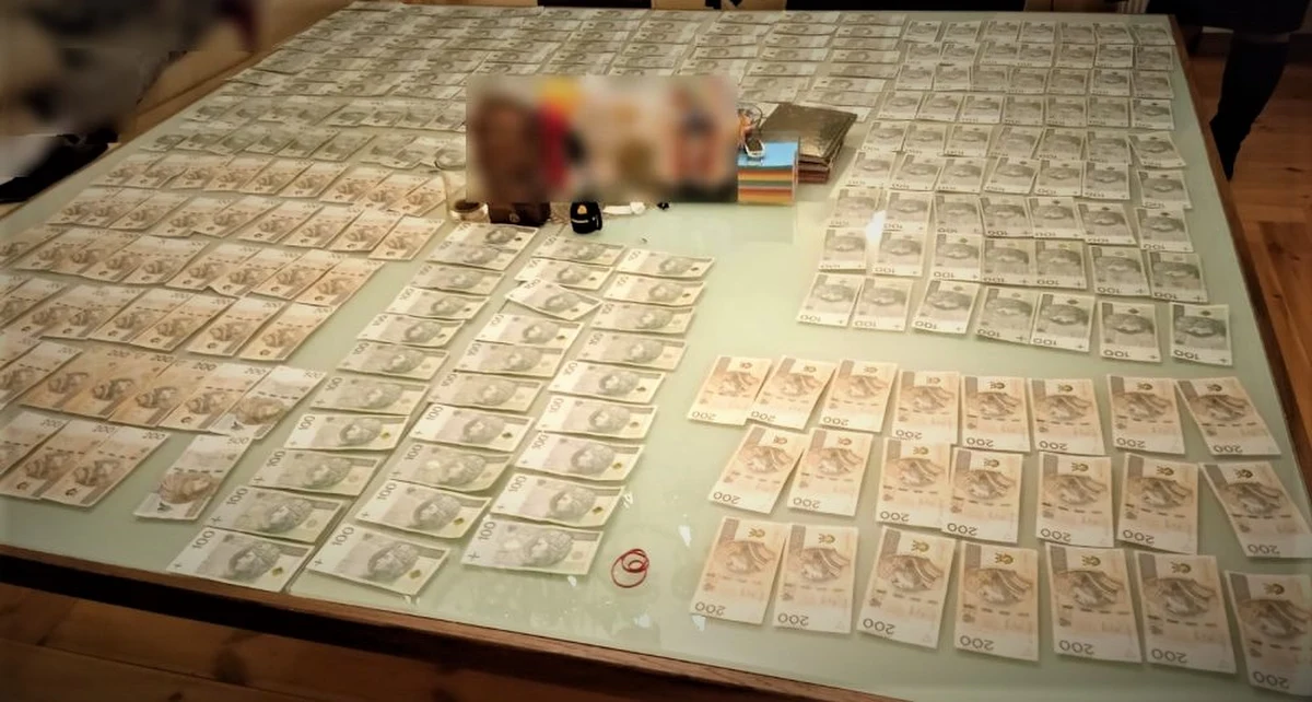 Policjanci z Dolnego Śląska zlikwidowali grupę przestępczą, która zajmowała się praniem pieniędzy oraz wyłudzeniami podatku VAT przy obrocie paliwami. Straty Skarbu Państwa to co najmniej 53 miliony złotych. W tej sprawie zatrzymano łącznie 34 osoby. Większość została już tymczasowo aresztowana.